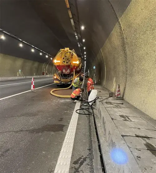 靖江隧道排水渠清淤